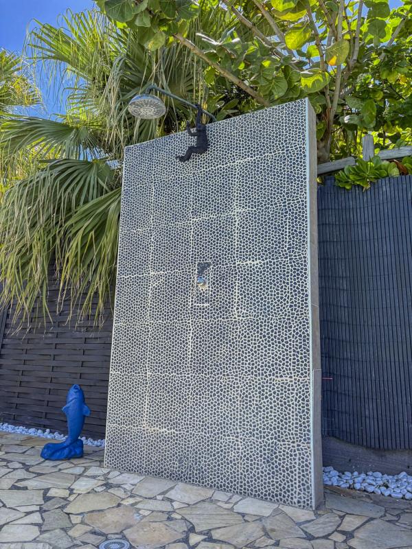 36.Location villa piscine vue mer Saint François Guadeloupe_ Douche extérieure